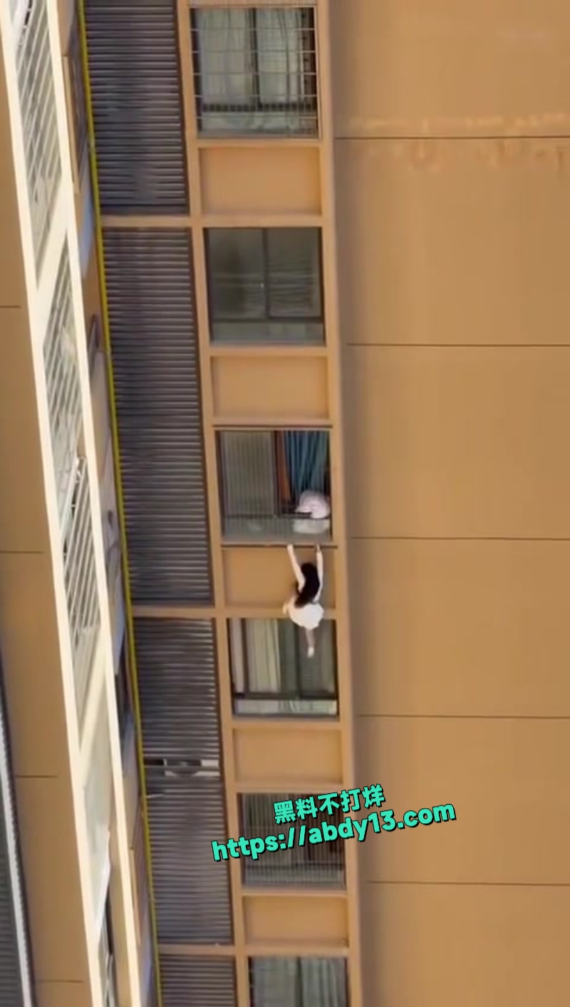 女子高楼翻窗逃跑 1