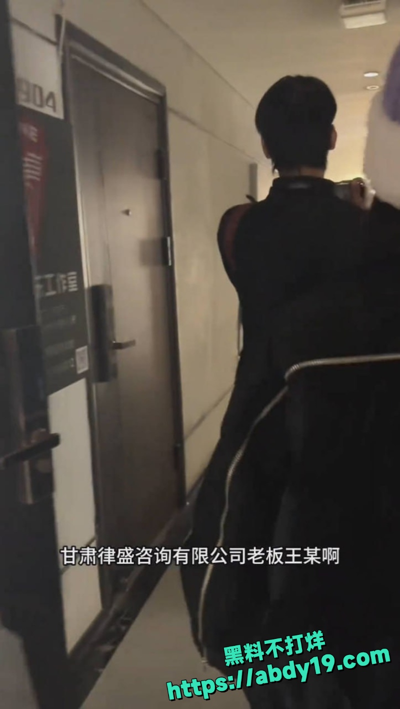 甘肃律盛王斐欠薪被堵1