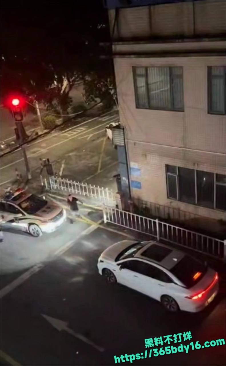 广东河池醉汉酒后失控闹事2.