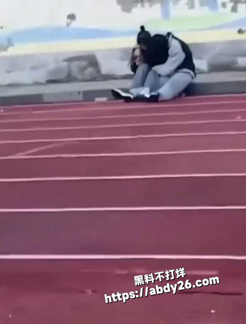 学校操场情侣羞耻刺激3