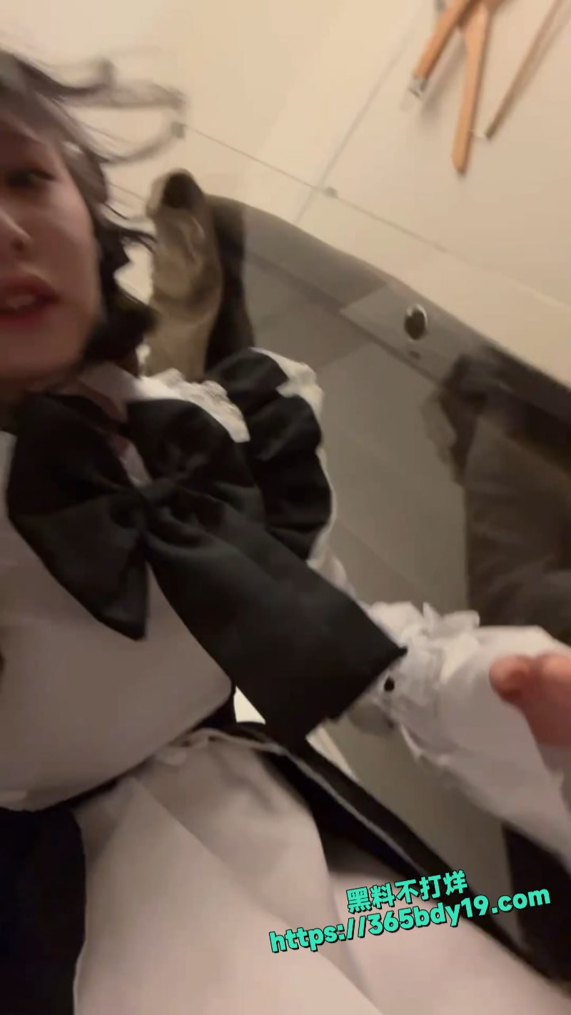 日本反差萝莉图书馆露出经典女仆制服撩裙自卫 1