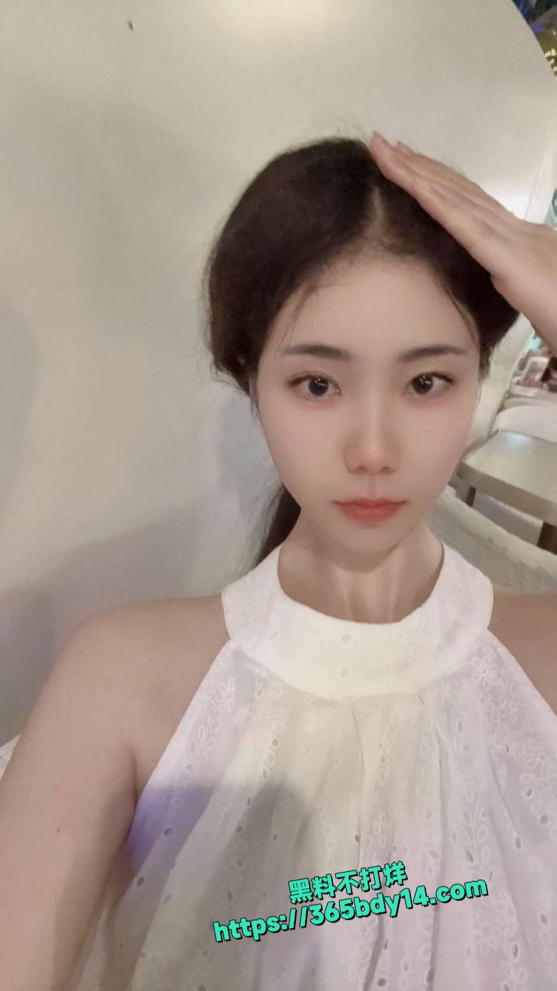 成都杨琴一边给男友发漏点图片勾引背地里还和别的狗男人做爱4