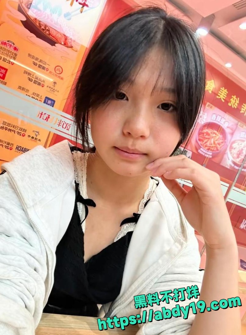 女大学生给金主口交视频 6