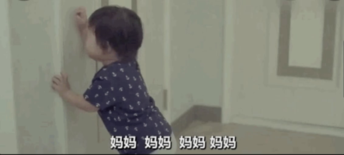 男子去少妇家偷情，女儿房间门外拍门找妈妈