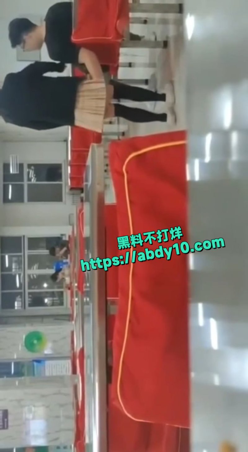 广东某学校食堂情侣当众口交6