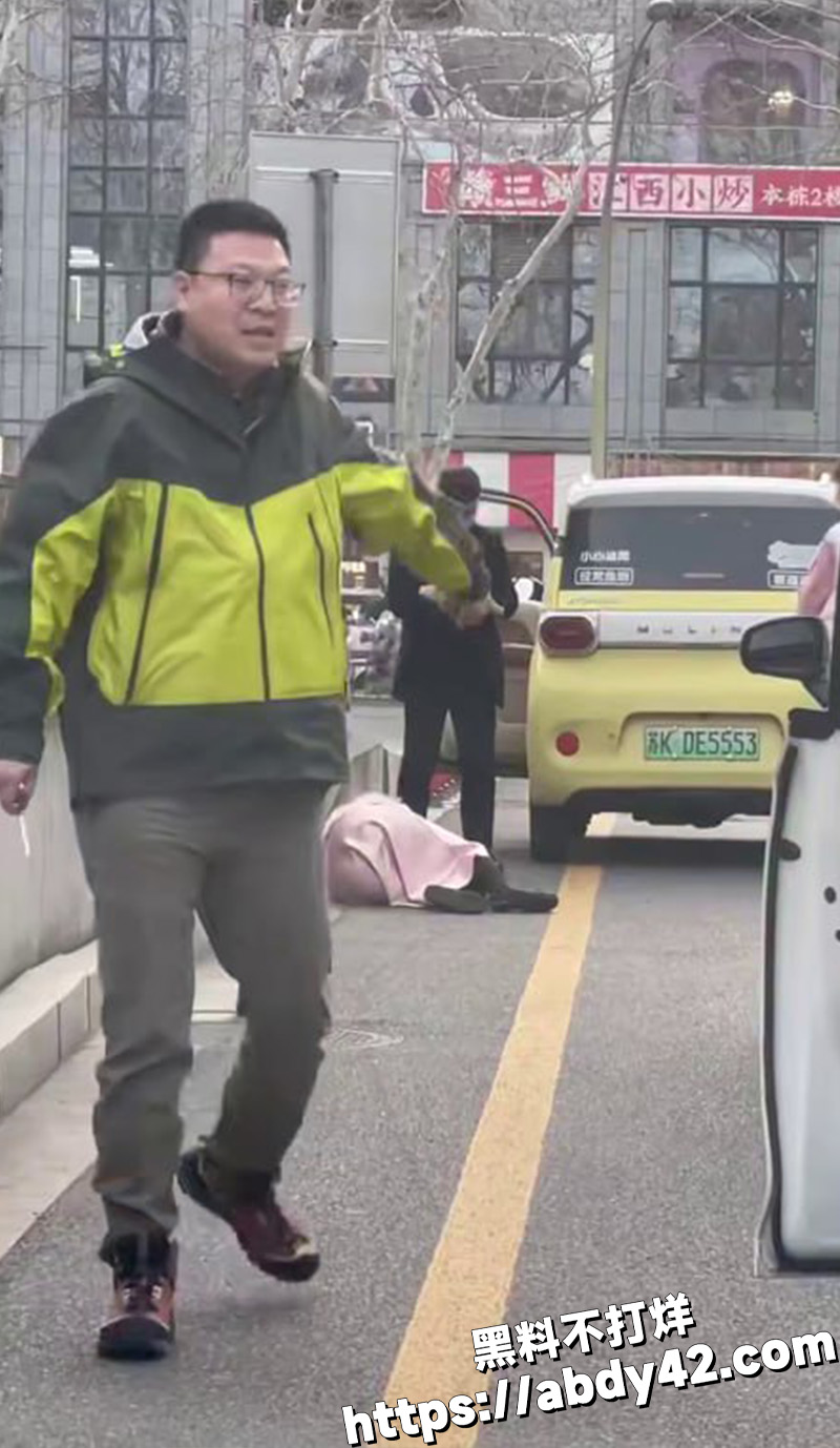 江苏扬州男子和女子两车发生剐蹭.jpg3