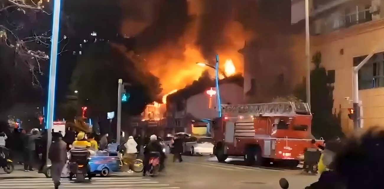 武汉惠济路赵家条路口 大火现场曝光 火势汹涌浓烟直冲云霄 春节防火警钟长鸣