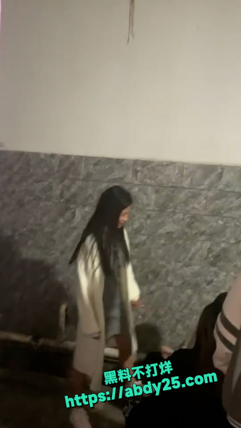 清纯妹妹被精神小妹群殴 3