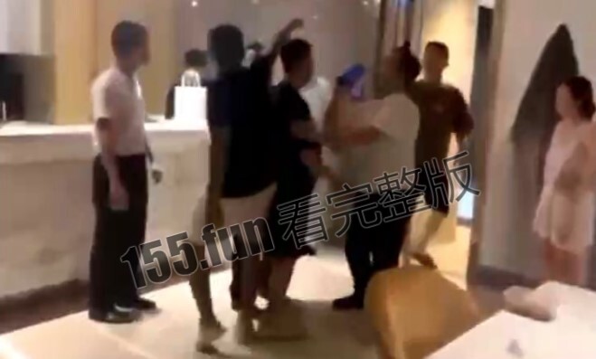四川成都一男子带人抓奸.jpg