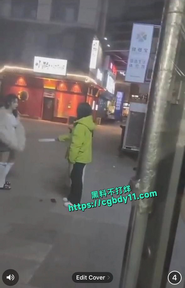 精神小伙 和精神小妹 干架4.jpg