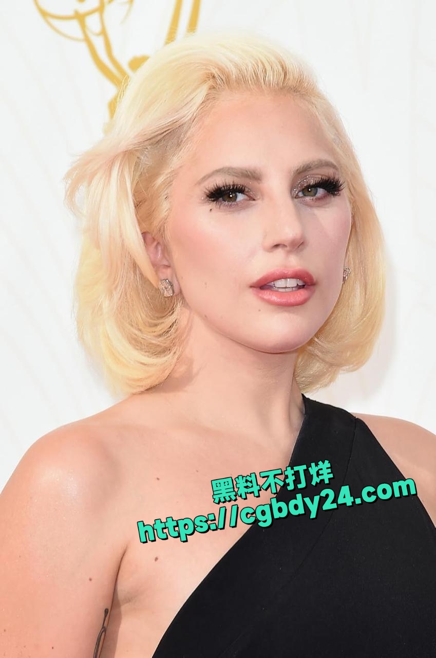 LadyGaga在白色派对上全裸展示自我和多名男伴大玩多人运动c3