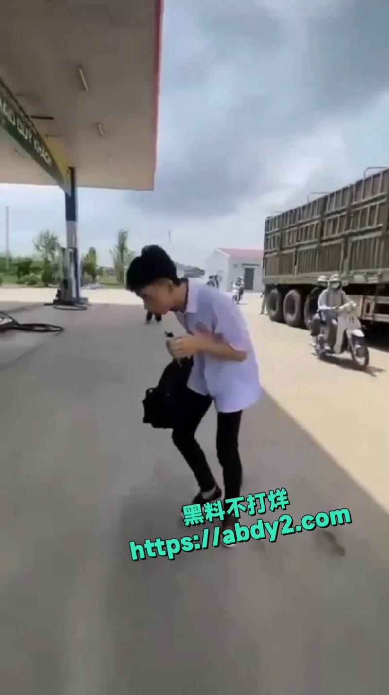 越南胡志明市精神小伙扎脖子2
