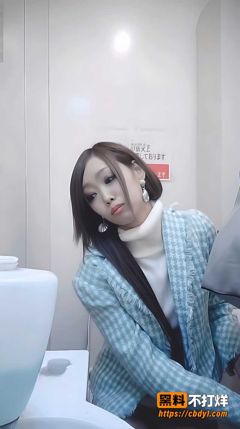 洗手间偷拍妹子在马桶边活动4
