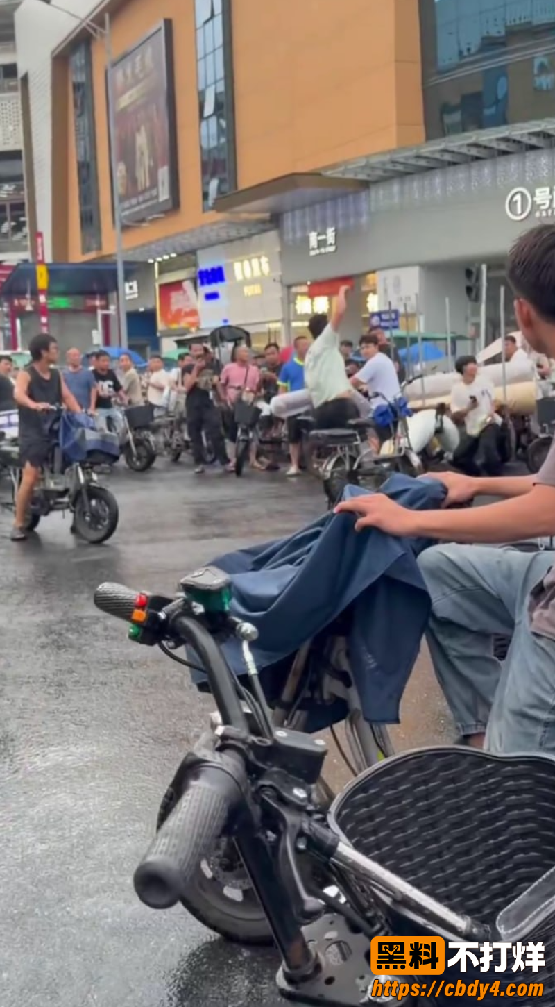 两男子雨天街头打架事件 5