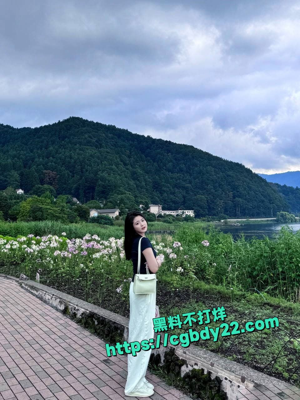 青岛美女被渣男网络招聘模特套路脱光光1