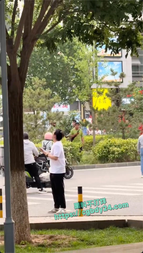 北京万科天地一带有人在楼上撒钱5