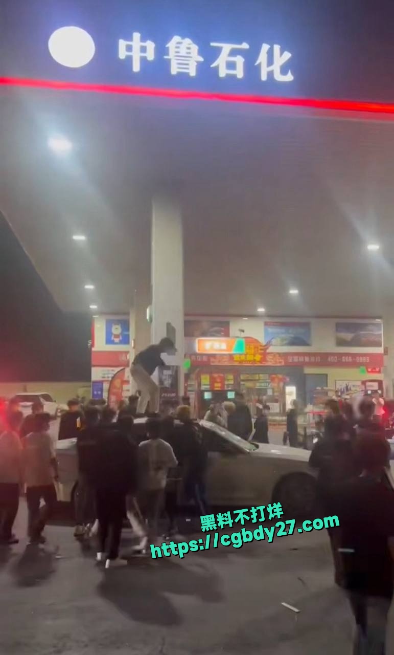 山东一群黄毛精神小伙打架砸车3