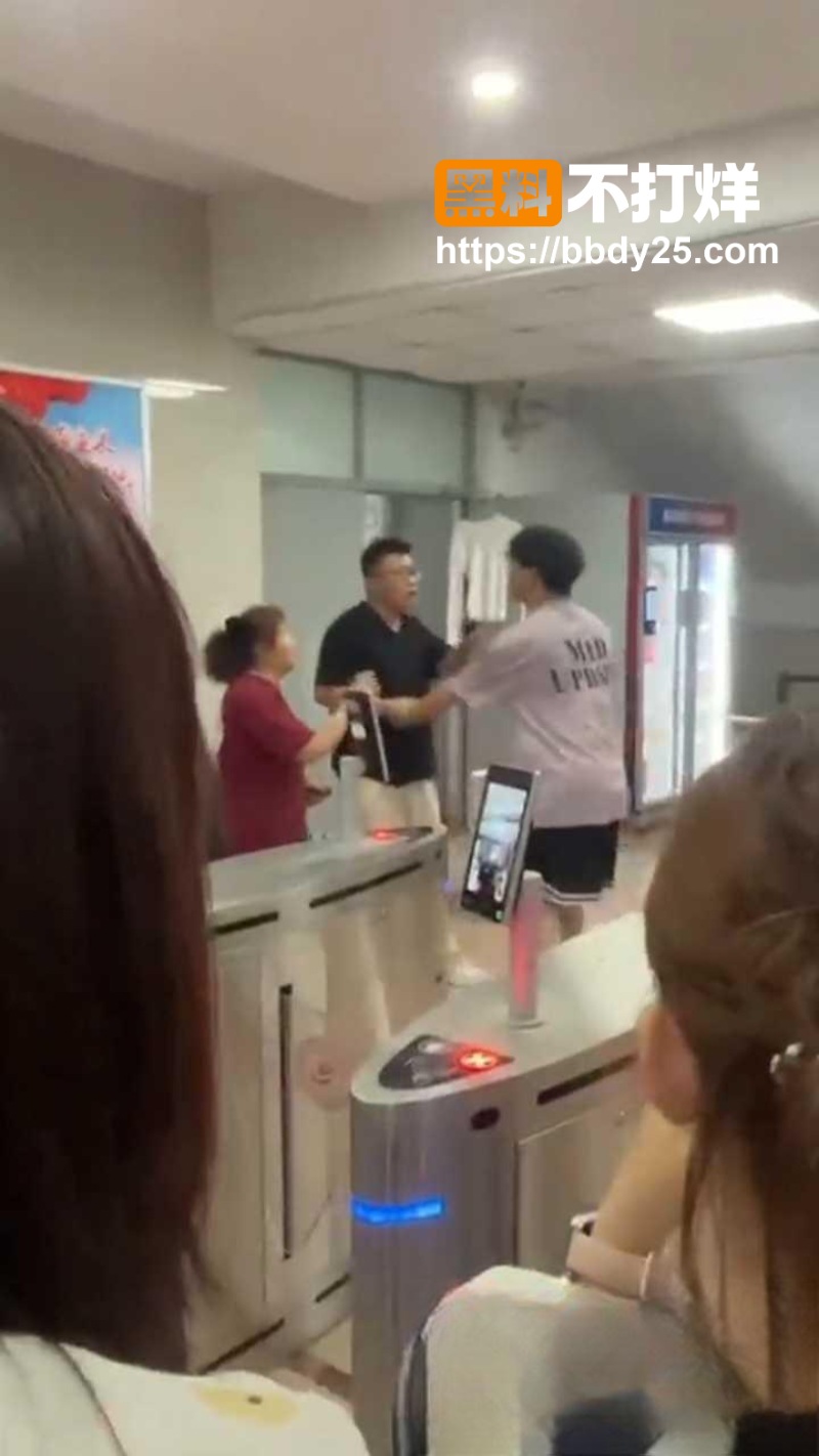 沧州师范学院一女生被爆脚踏两只船2