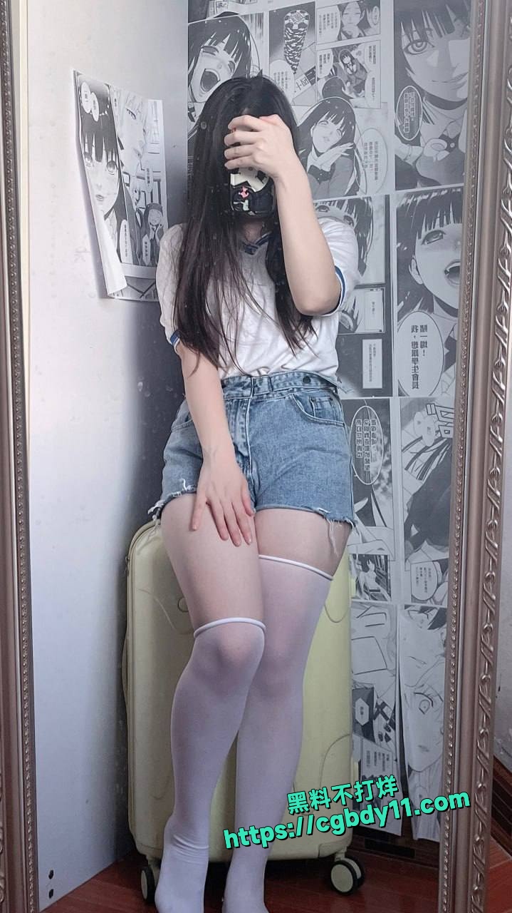 超白嫩的巨乳大学生在宿舍里面自拍自慰2.jpg