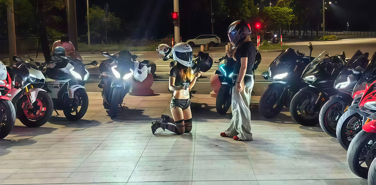 夜幕下的停车场 几个戴着头盔的女孩跪在地上 被人牵着绳子 这么猎奇吗