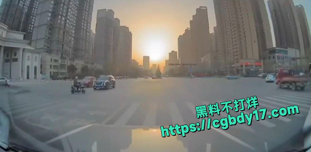 西安外事学院南门车祸5