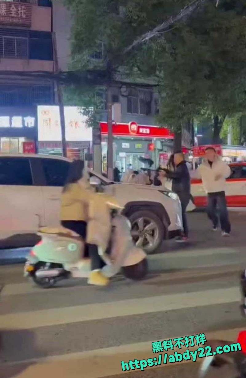 湖北潜江醉酒男子玩具枪截车4