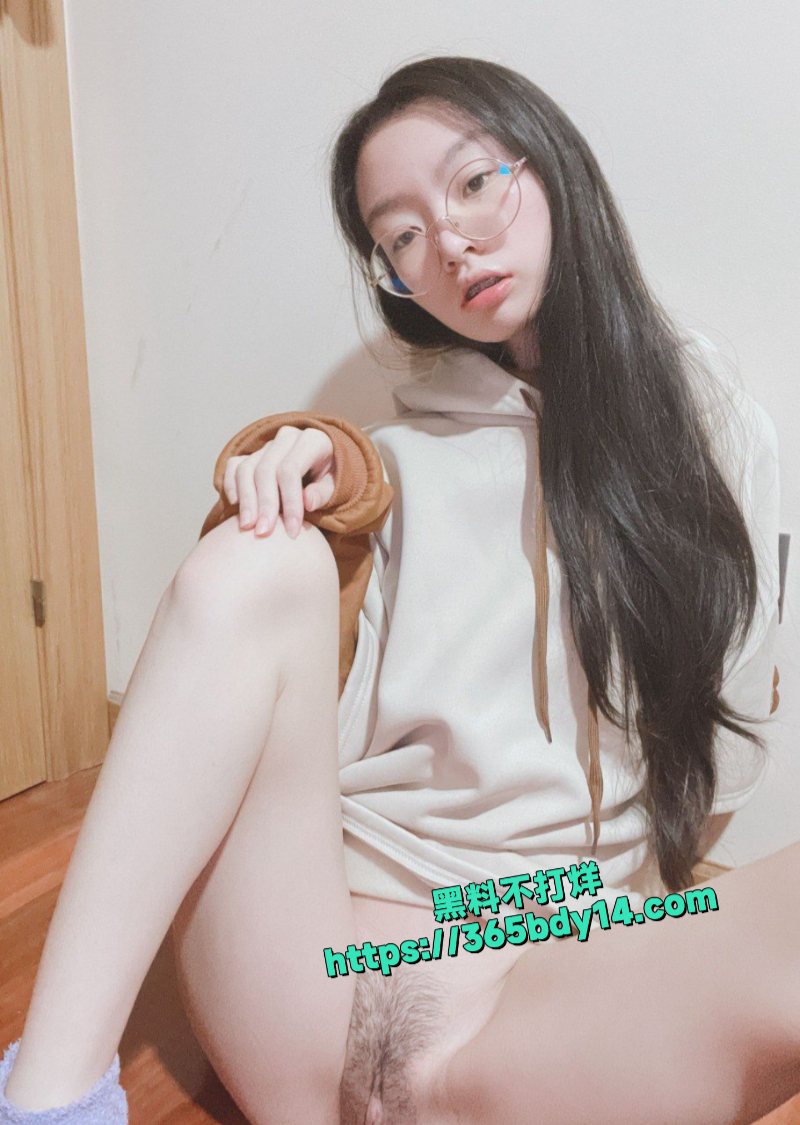 高中生眼镜少女在家中自拍扣逼喷水视频5