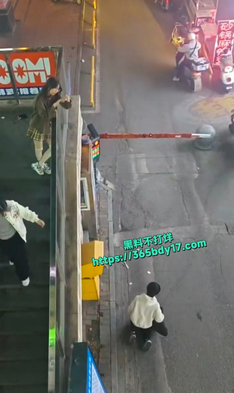 吉林四平市一男子被女友调教跪地移动1