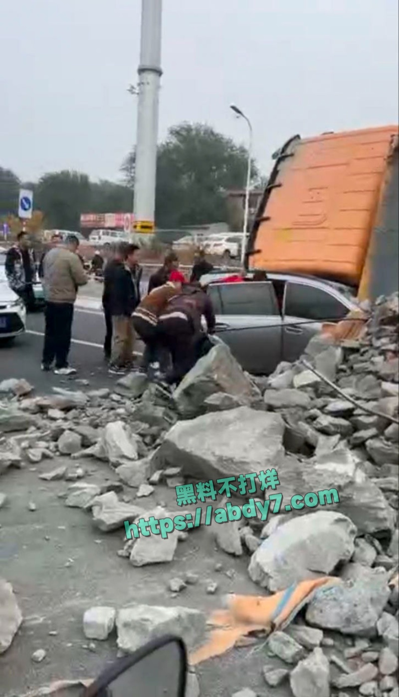 烟台渣土车侧翻掩埋两车事件详报 10