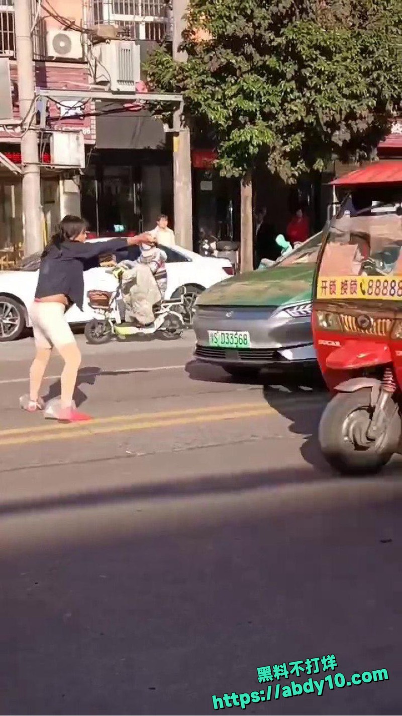 女子马路疯狂拦车装疯卖傻 6