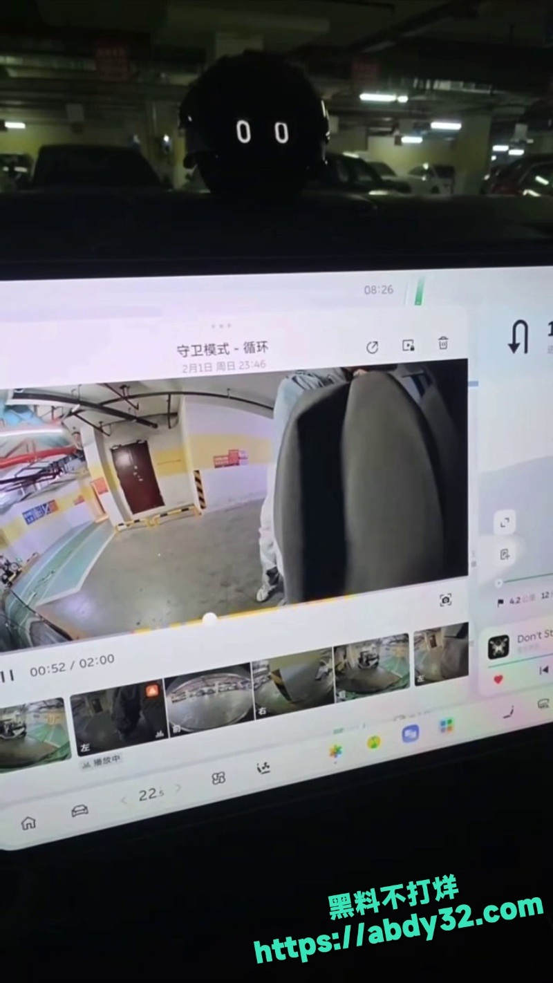 男同情侣电车旁激情热吻视频8