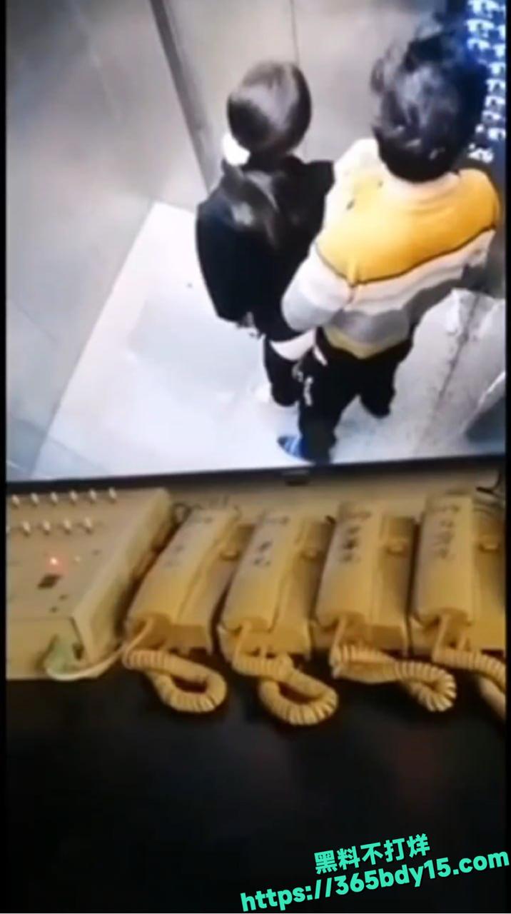 贵州某小区电梯里做爱视频流出 1.
