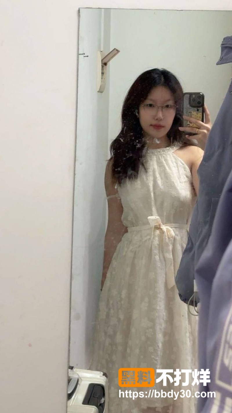 女老师和男友做爱自拍2
