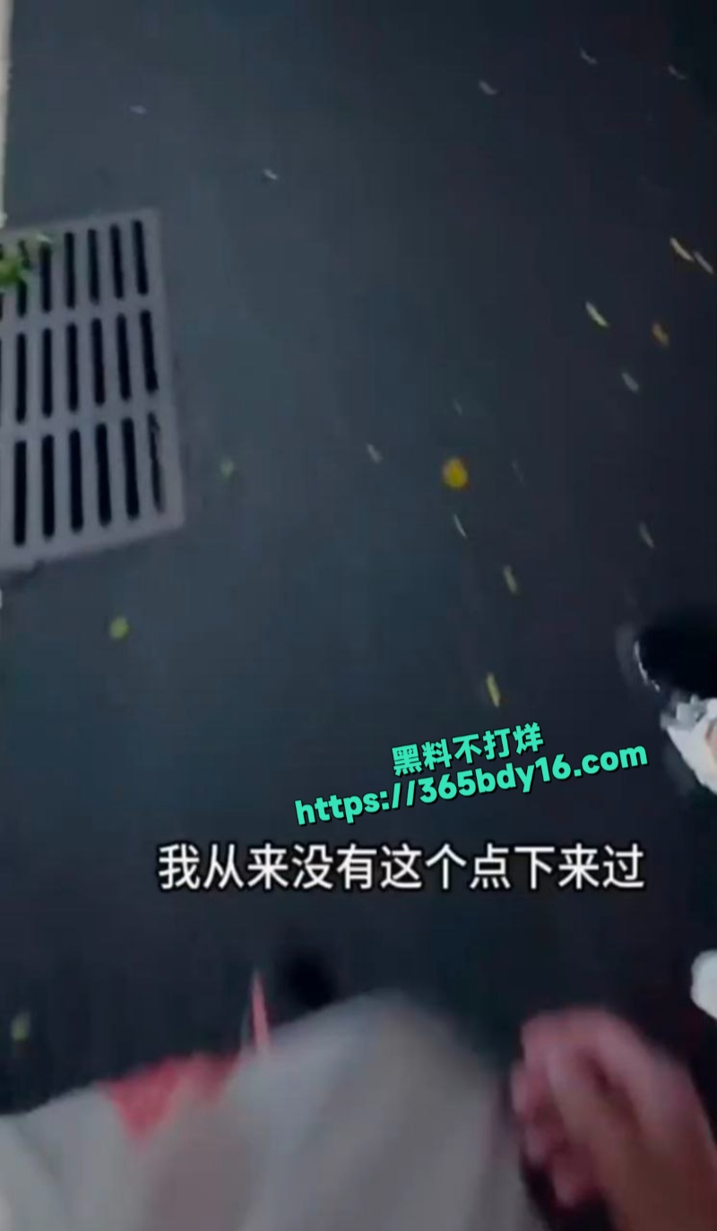 接学妹放学在学校大门口的石凳上扒光开操7