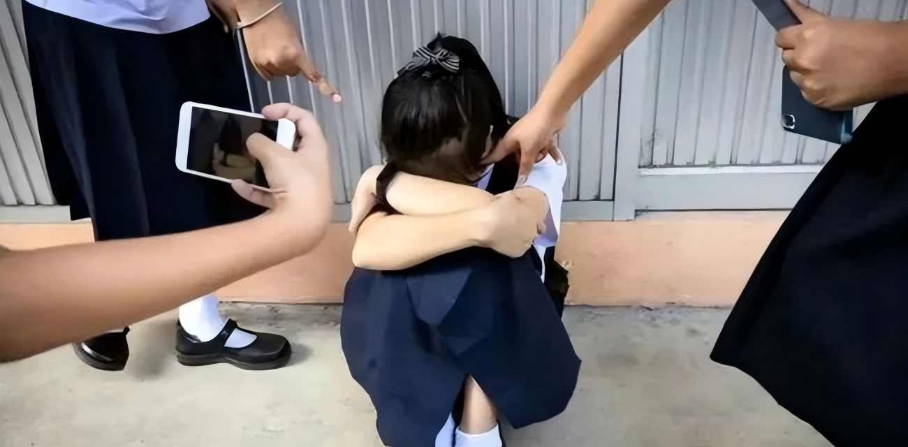 精神小妹在商业广场街头被一群恶霸踩爆 脚踩辱骂直接干到绝望！