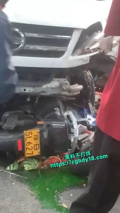 海南三亚金鸡岭路口现场，白色货车严重失控4