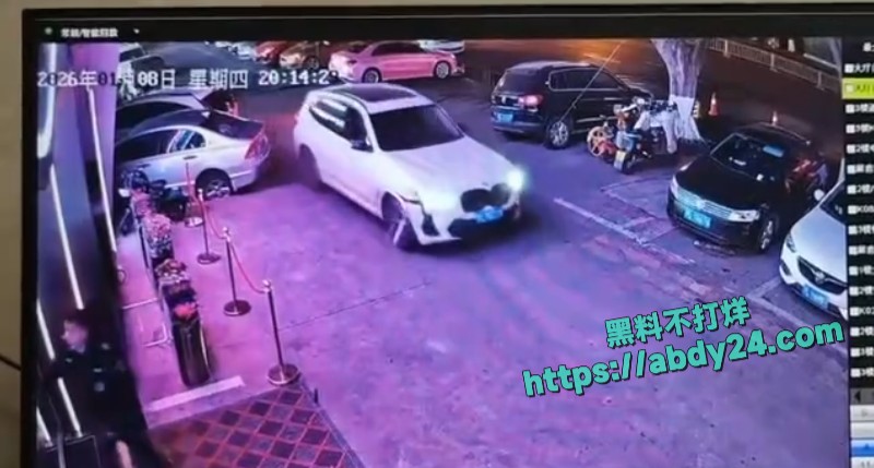 四川乐山一男子酒驾连撞7车5