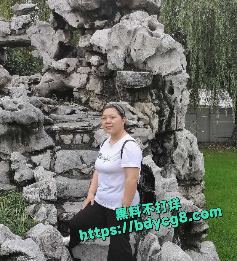 扬州大孝子趁爸爸出差用手机熄屏软件偷拍肥母老妈梁燕霞洗澡1