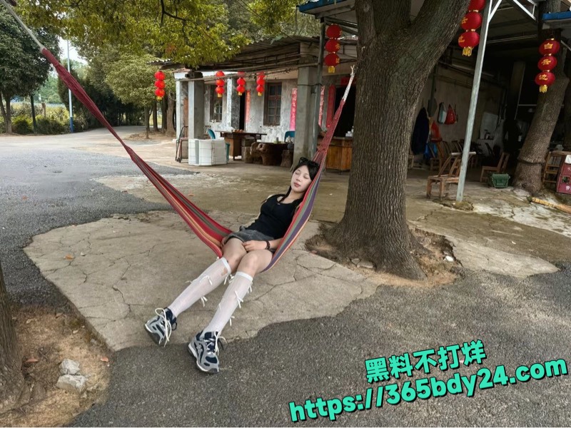 上海金融学院美女私拍泄密 4