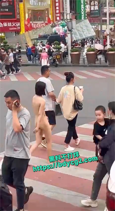 和男朋友吵架一气之下当众脱光衣服行走5