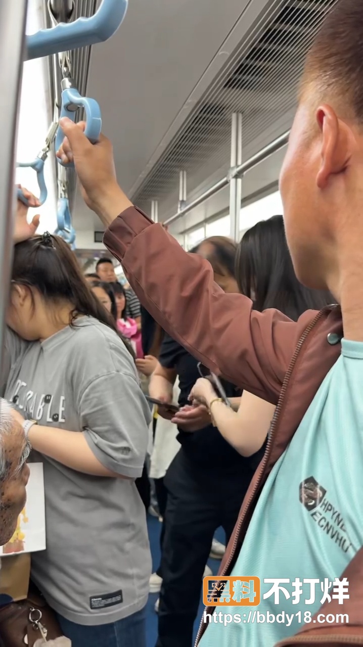 地铁偷拍事件引爆全网6