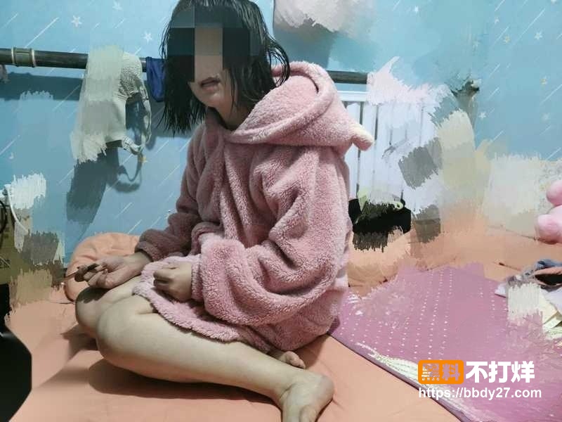 兄弟出门就偷偷第一次操了她媳妇2