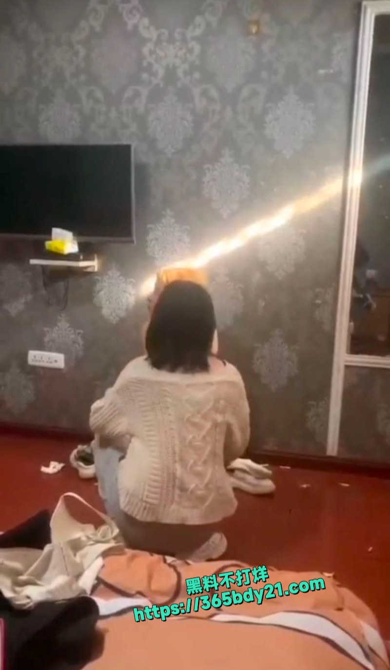 妹子被带到宾馆扒光衣服被霸凌视频流出 4