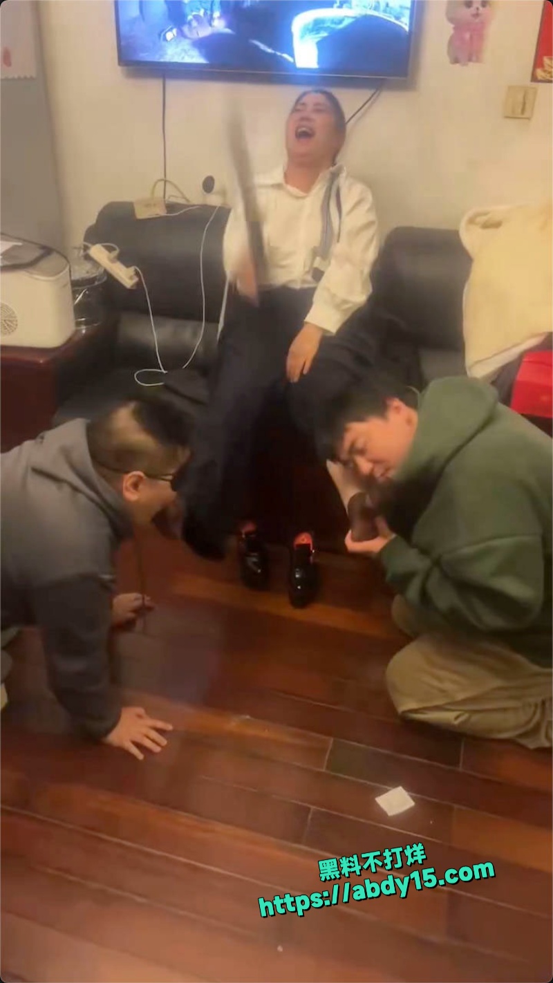 大妈化身女王调教男奴 10