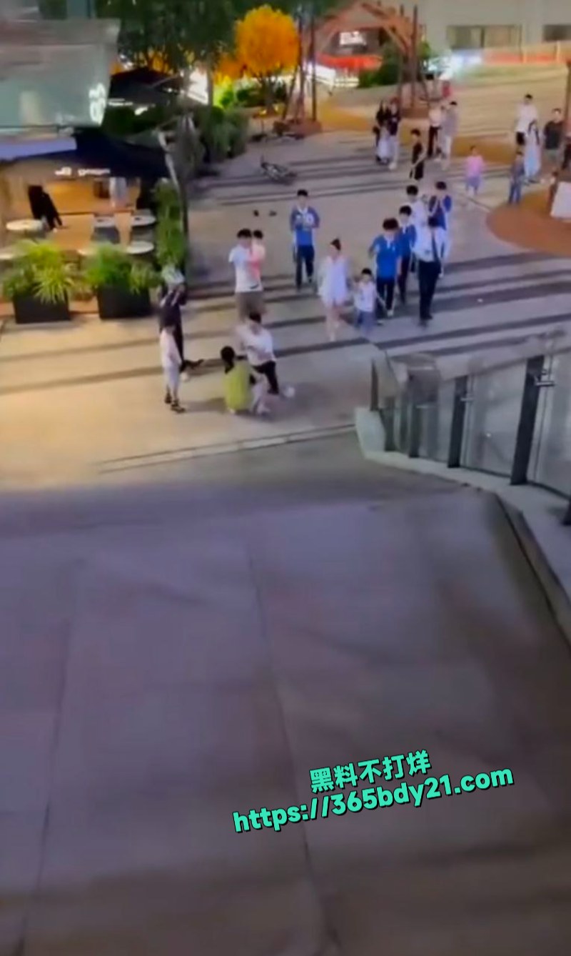 深圳初中生骑自行车速降撞到小孩 8