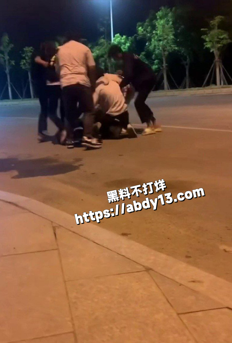 精神小伙霸凌现场视频曝光3