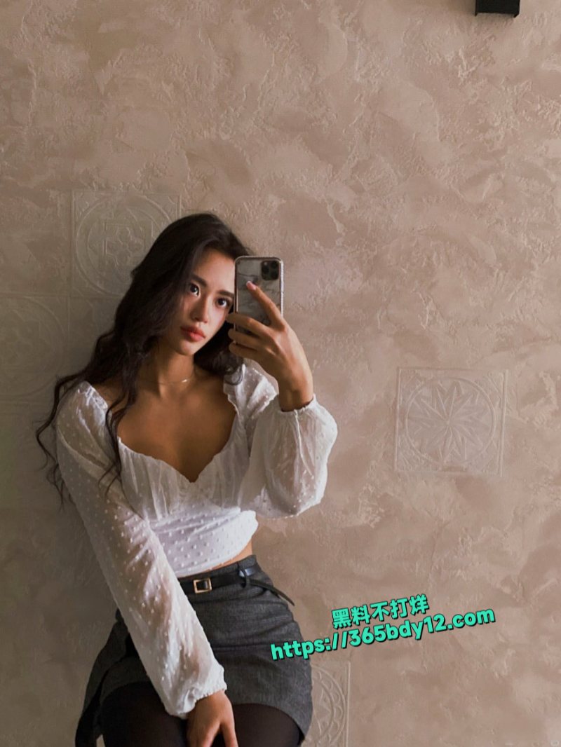 Onlyfans顶级身材Lichang罕见全裸自慰翻白眼4