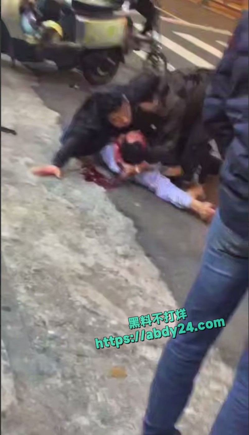 街头两男子倒地头破血流