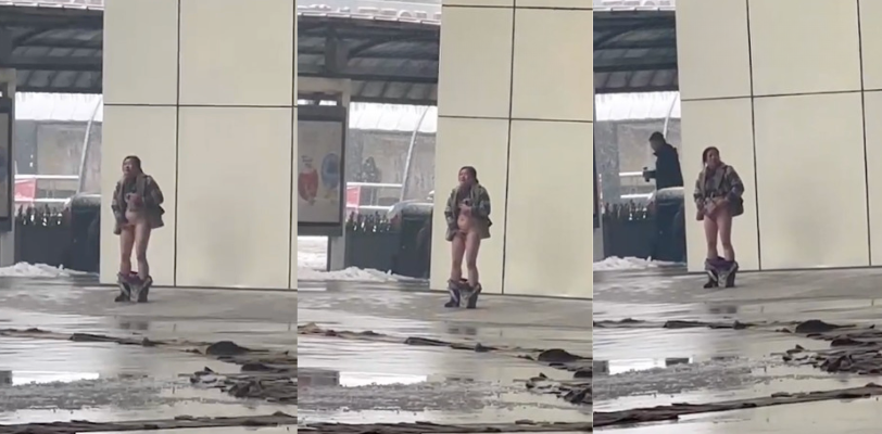 一中年骚妇女突然逼痒难耐在大街上自慰 无视旁人眼光 自顾自的抚摸自己的骚穴