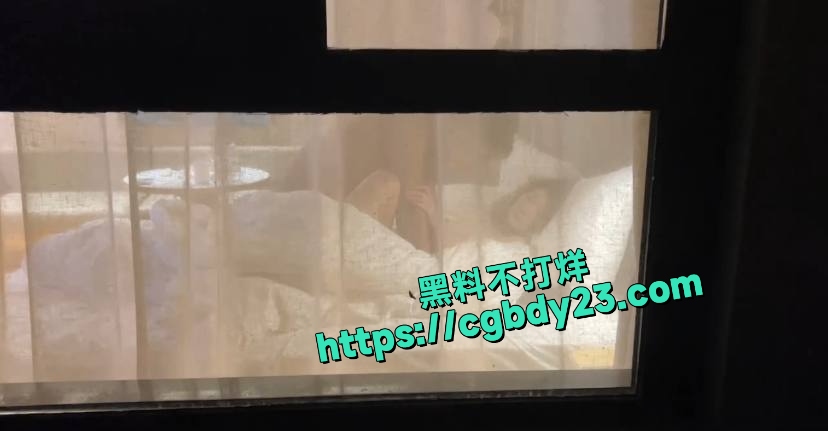 开房啪啪没拉窗帘被对面楼的瓜友贴脸偷拍6